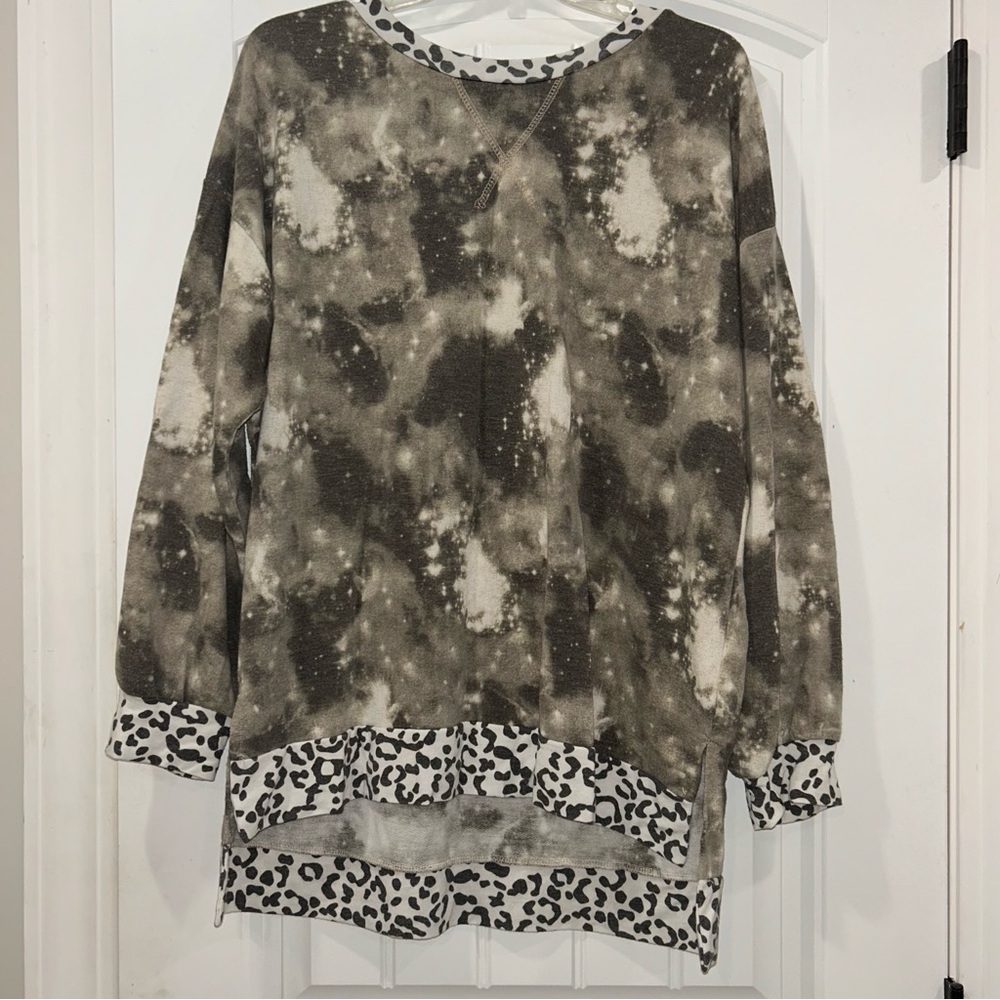 White Birch Animal Print/Tie Dye Top Women’s Medium